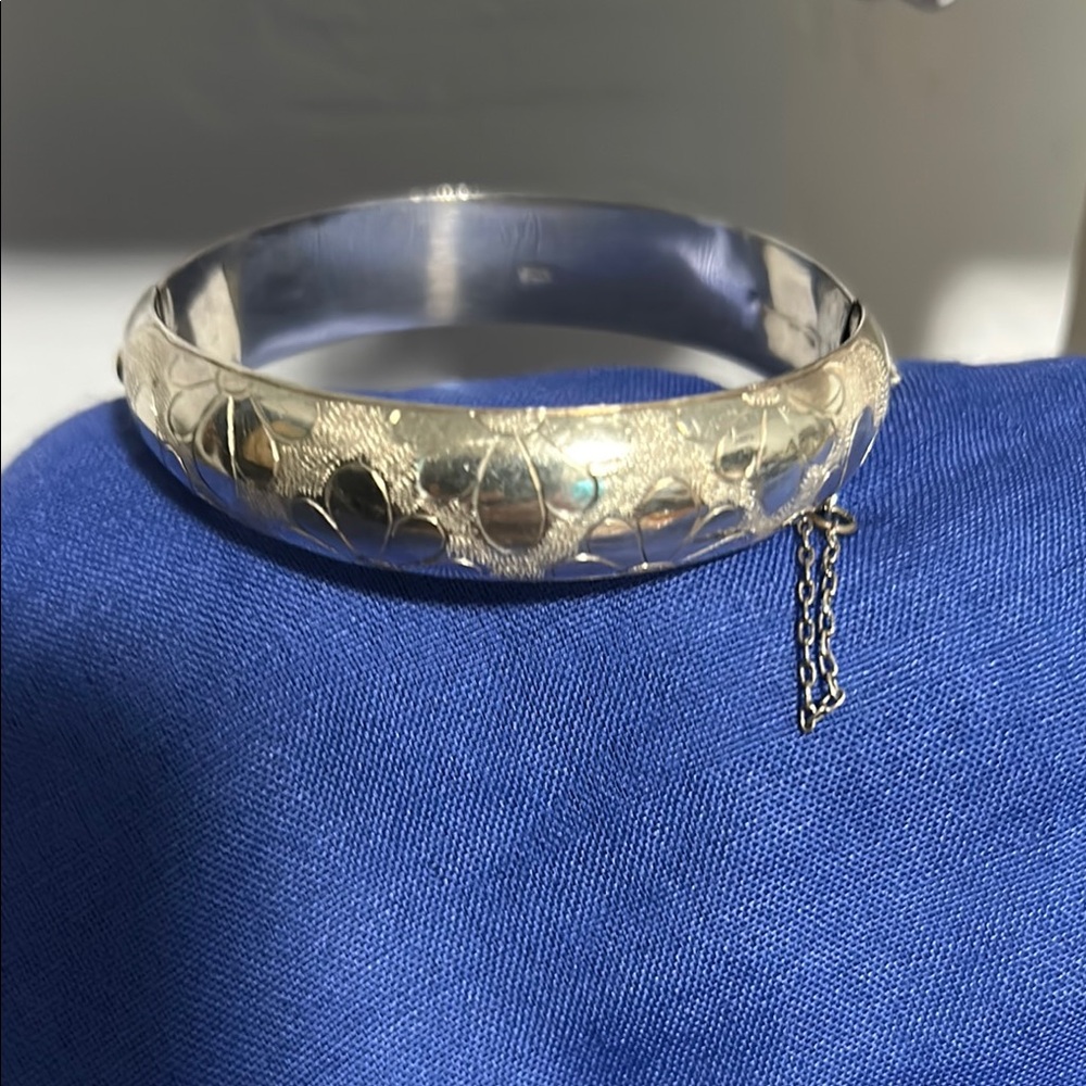 Silver Bangle Bracelet with Intricate Floral Pattern and Hinged Design